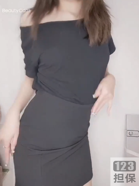 抖音糖糖FL姬的短视频合集：节奏感十足的作品，颜值高的小身段穿黑白裙、衬衫、JK裙、水手服、秘书COS、灰短裙等，对镜自拍彩蛋，网红吃货小绿送给你的礼物。