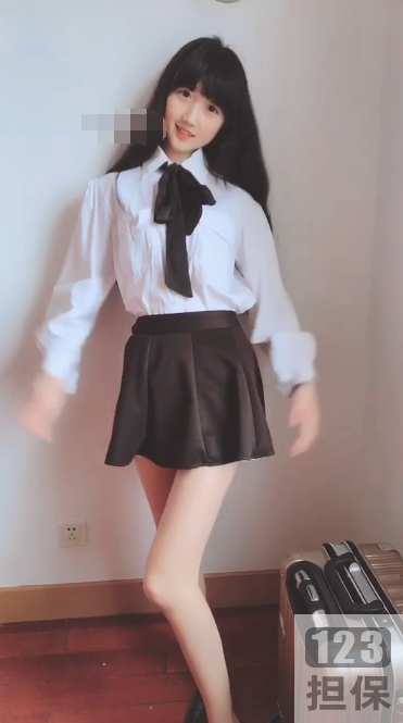 番茄妹妹：自拍瘦身彩袜手链细节，绿茶气质COS的纤细清纯型商品