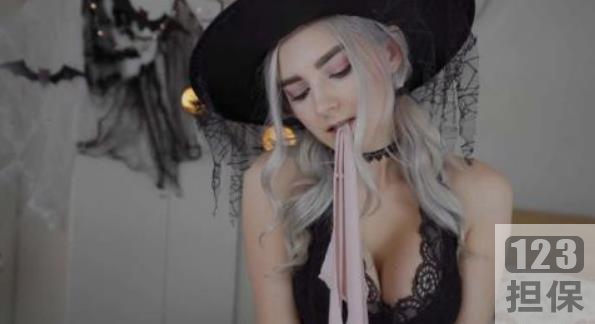 AvrilxLust:欧美网红白人,可爱甜美性感火辣的大白兔白色小圆晕长腿翘臀豪放女郎