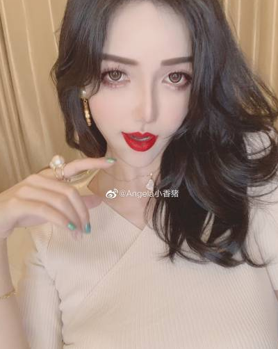 微博网红顾灵曦的自娱自乐互动视频、图集和声音，以及她的配图和自拍，给大码女孩带来了惊喜。