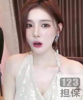 斗鱼直播平台的红人小水熙以群星加特林骑马舞为主题的205集直播，使用了15G的龙珠平台，吸引了200W观众，展现了这位大哥对直播的真爱。