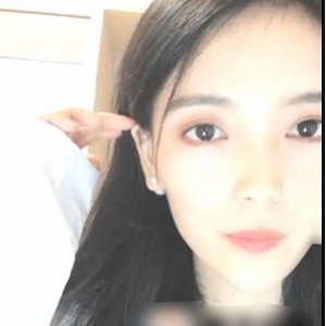 岳月yue直播：岳月yue在微信上进行直播，内容包括小奶猫的抵抗力、礼物、内部直播间等。视频中有自拍和清纯的身段，展示了她作为老婆的模样。玩法开放，特写刘yi菲