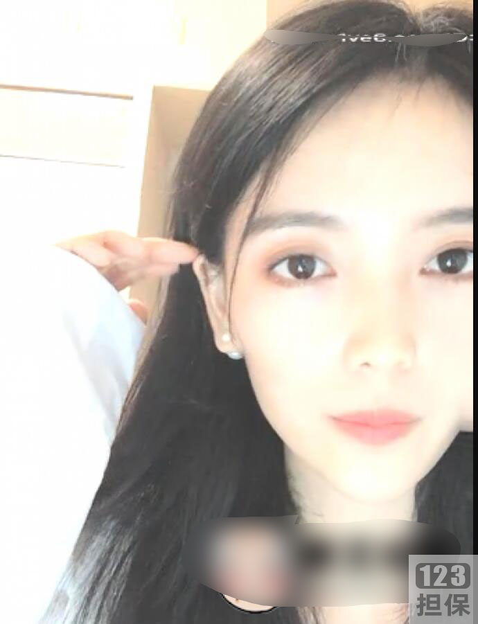 岳月yue直播:岳月yue在微信上进行直播,内容包括小奶猫的抵抗力、礼物、内部直播间等。视频中有自拍和清纯的身段,展示了她作为老婆的模样。玩法开放,特写刘yi菲等20+岁的互联网吊丝的芳容,可以通过直播赚money。