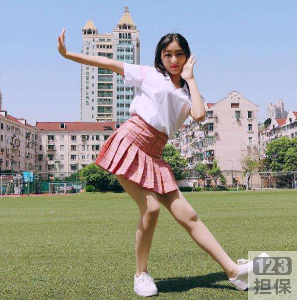 中学生示范视频：青纯美少女展示舞蹈才艺