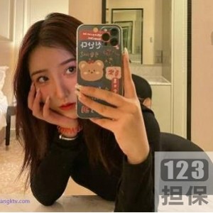 抖音女神模特@yuer的高颜值和好身材，以及她有尺度的下水资源成为某推的风烧玩法。她的人设包括车头灯和蜜桃臀。