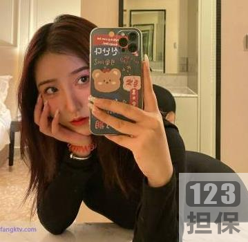 抖音女神模特@yuer的高颜值和好身材，以及她有尺度的下水资源成为某推的风烧玩法。她的人设包括车头灯和蜜桃臀。