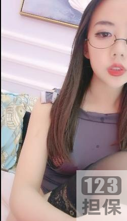 高颜值大长腿妹子的白皙粉嫩身材，配上骚眼镜，12V和12.9G的性能，搭配白丝和黑丝，让你更加迷恋的商品