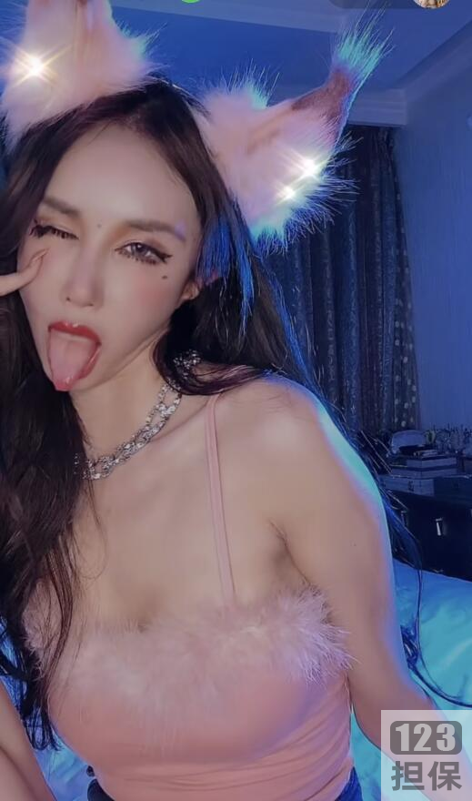 孟晓艺的视频作品：红睡裙COS，拍卖直播间的榜一粉丝