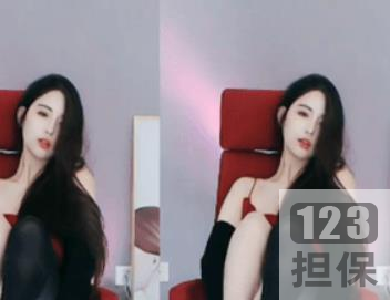 性感高颜值的苏樱在斗鱼和虎牙直播平台上秀出了她甜美的身材和白皙的肌肤,她拥有一双修长的柳叶腿和水蛇腰,让人称赞不已。她的表演才华被封为天花板,每次的热舞都能激发观众的肾上腺素,受到绅士们的热烈追捧。快来观看她的精华直播!