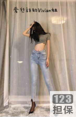 爱丝袜厨娘的高跟鞋作品，虎牙主播VIVIAN的专业团队PK水管师父，展现出她的大长腿和精致五官，拥有高档次的人气作品。