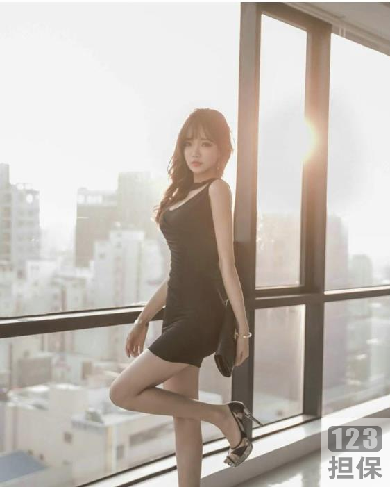 夏花花的微博：美少女学生服装青纯192M直播间粉色壁画：学生服装私房尺度照片10多万粉丝康庄大道曲路