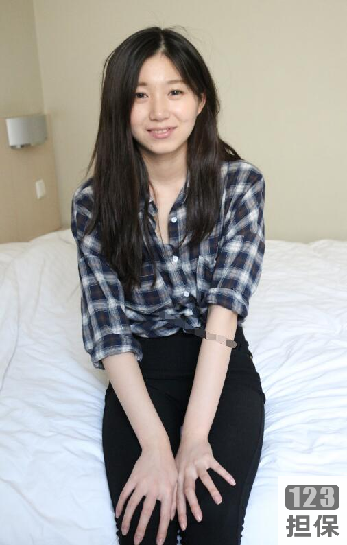 张静文合集:黑白丝质裙和格子衬衫的清纯浓妆图集