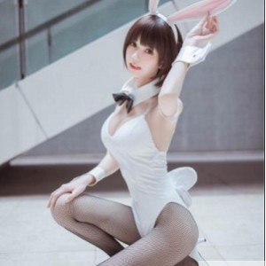 柚子猫加藤惠COSER：颜值身材排行版大米米：小翘臀大长腿小蛮腰轻肉感粉嫩娇羞亲和力睡裙白色长袜小女仆：PK宠物猫
