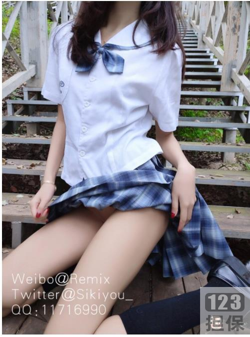 林中小狐仙写真展示,性感大尾巴鲜红色jk小短裙