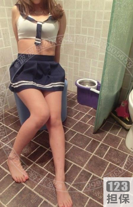 主播苏小美的兔女郎风格视频套图，金主送礼物给她，她戴着灵狐面具和兔耳朵，穿着红绳车灯宝宝当红。