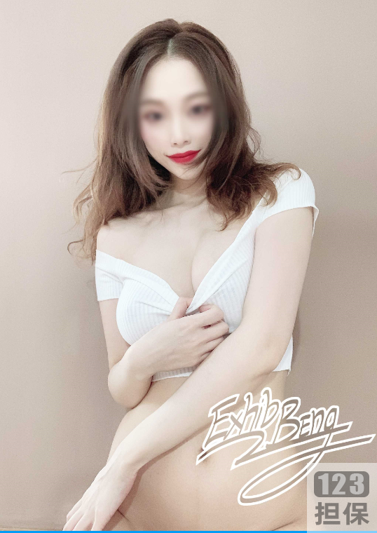 美娇妻的性感魅力在推特网红阿崩的55个视频中展现无遗，她的烈焰红唇和精致脸蛋令人惊艳，挺拔双峰和纤细嫩腰更是令人心动。她与丈夫在酒店四人游中尽情享受，野外激战的情景更是让人血脉贲张。这个6.6G的视频集汇集了她的所有温度，让人汹涌澎湃。