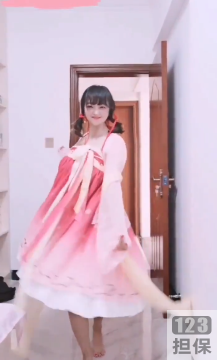 抖音模特张花花在深圳摄影工作室的车模平面模特工作，擅长礼仪表演和王昭君COS。她穿着小豹纹红短裙和室外无袖毛裙，还喜欢汉服古装。她在抖音上自娱自乐，表演抖音变身舞和神话-奔赴山海，还参加走秀摇摆和尬摇活动。