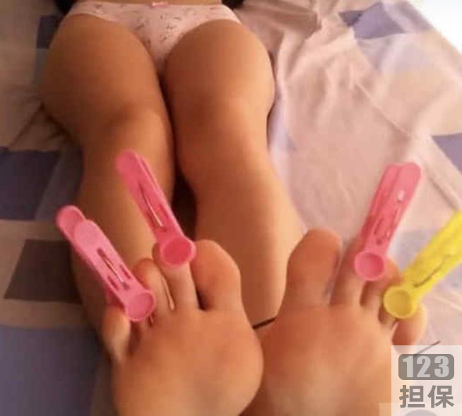 热门新闻网红龚倩莹私照曝光引发轰动，揭露渣男男友的真面目