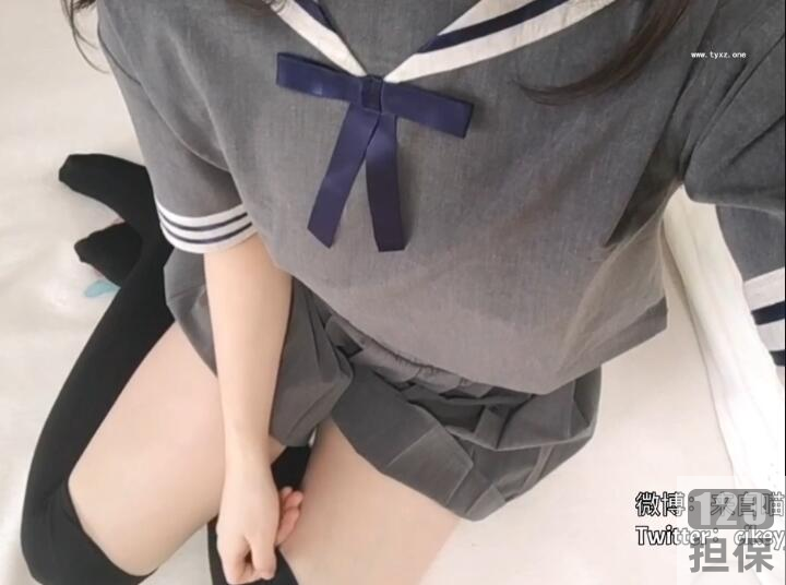 年轻女性的时尚潮流单品：岁酱透明管管、网红JK裙和小黑短袜