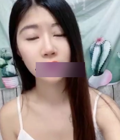 网红玲玲的音短视频为粉丝带来乐子，她以出色的颜值和灵活的身段赢得了名气。作为一名男性网红，玲玲通过网络赚取了大量的钱财，成为了金龟婿。她通过花钱享受生活，展示了她的四肢和身段。