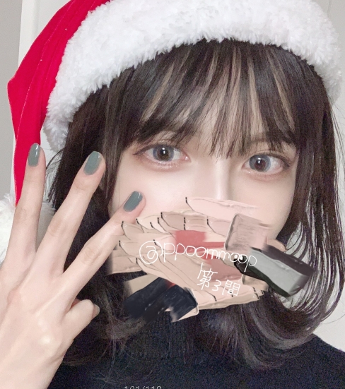 高颜值博主ppoommoop在某推平台上发布了一组美女主播的写真照片。这位身材火辣的小姑娘展现了她温柔的一面，让人目不转睛。其中一张照片特写了她的车灯般明亮的眼睛，给人留下了深刻的视觉印象。这组视频和照片的质量都非常出色，绝对是视觉饕餮的享受。