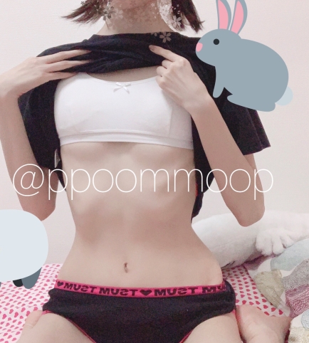 高颜值博主ppoommoop在某推平台上发布了一组美女主播的写真照片。这位身材火辣的小姑娘展现了她温柔的一面，让人目不转睛。其中一张照片特写了她的车灯般明亮的眼睛，给人留下了深刻的视觉印象。这组视频和照片的质量都非常出色，绝对是视觉饕餮的享受。