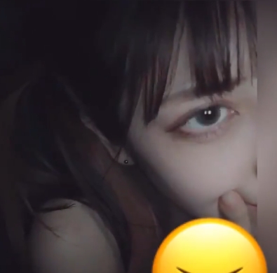 高颜值博主ppoommoop在某推平台上发布了一组美女主播的写真照片。这位身材火辣的小姑娘展现了她温柔的一面，让人目不转睛。其中一张照片特写了她的车灯般明亮的眼睛，给人留下了深刻的视觉印象。这组视频和照片的质量都非常出色，绝对是视觉饕餮的享受。