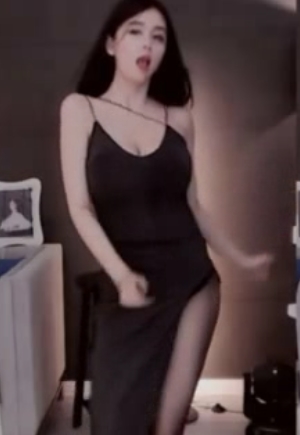 斗鱼主播张琪格大合集，露脸舞蹈视频46个，颜值身材肥美，水印车灯下水