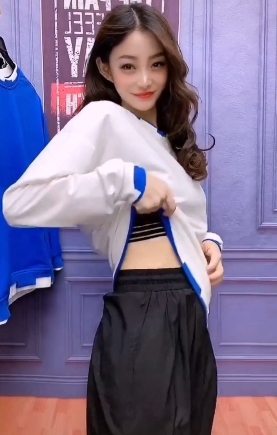 丽姬与交换枕边人的幽会：连衣长裙与皮带的奇妙交换