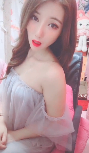 抖音女神展示丰腴身材的若隐若现作品