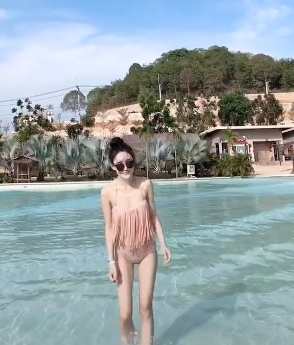 抖音女神展示丰腴身材的若隐若现作品