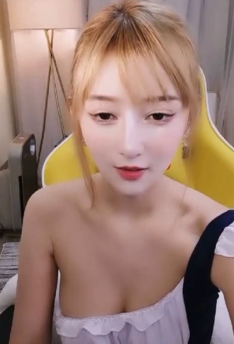 半塘女主播小唯的完美颜值和身材，令人陶醉的气质和迷离的味道