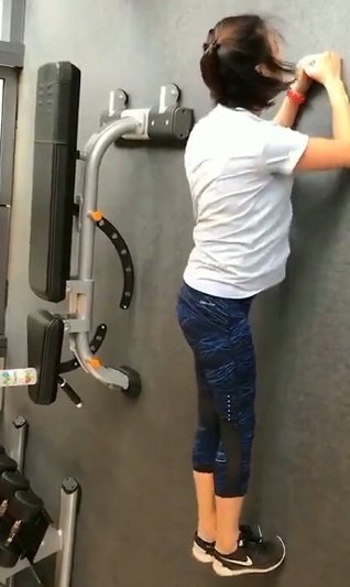 莉莉的健身小合集：颜值御姐自拍视频和照片