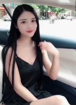 女神主播在直播平台展示柔软的身材和可爱的颜值，同时又散发出冷艳的魅力。她的四肢柔软，血脉喷张，性感的声音更增加了诱惑力。