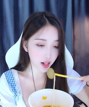 虎牙女主播林软软，高颜值丰满身材，妩媚直播间，吃东西直播