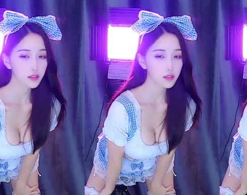 虎牙女主播林软软，高颜值丰满身材，妩媚直播间，吃东西直播