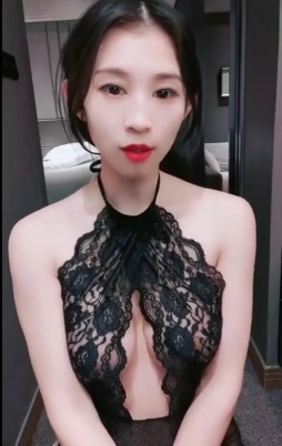 御姐女主播分享成熟女人味，带面具的眼罩增添神秘感