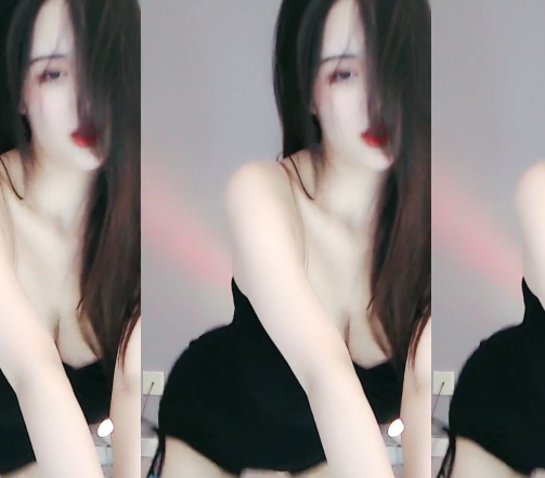 苏樱：生龙活虎的女主播，展现迷人容颜和身材的直播舞姿
