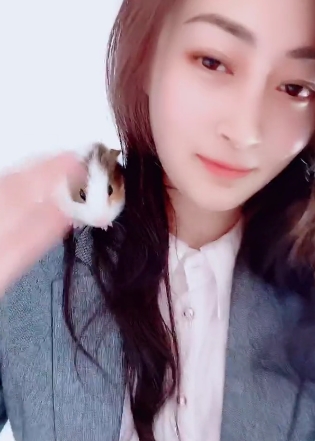 尹美美哒的最新作品合集：漂亮身材的快手女神，3000/6000软妹币购买，充满韵味的美貌和视觉体验。定制的1.43G视频，展现成熟女人的气息和活泼可爱的形象。精致拍摄的露肩裙和热茶，让你享受视觉和口感的双重享受。