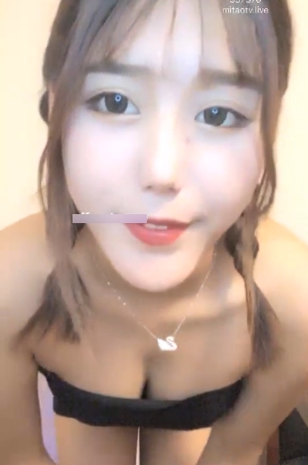精选女主播蜜桃的无名小妖视频,颜值和身材俱佳