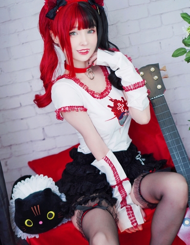 可爱吸血鬼妹子HidoriRose的性感COSPLAY角色视频和照片