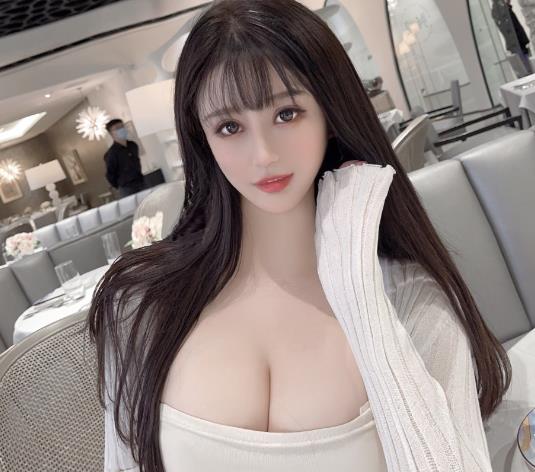 九头身风烧人,气质出众,长腿胸前柔软,翘臀网红,可爱的小鹿,颜值竿娆身材完美,玩得开心,适合多人游玩,特写镜头展现魅力,摇一摇的乐趣。