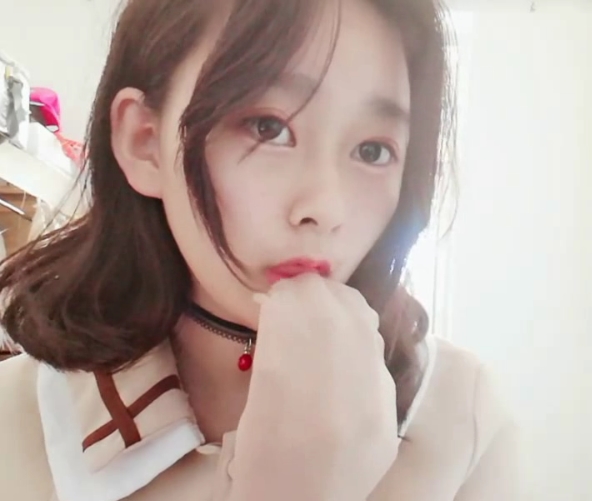 模仿关晓彤的美少女明星，展示了她的妆容、身材和才艺的美女直播，提供了关晓彤的资源，包括图片、视频和福利。