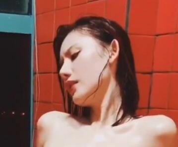 超人气名模阿朱拍摄公交车主题,摄影师三个胖子用100V电压拍摄了1.3G的海鲜馒头女神。
