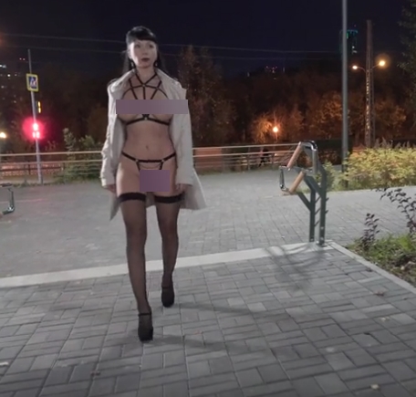 成熟女人在公共场合暴露脱光光的视频