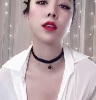 超有尺度的林雨馨直播舞蹈，展现美成熟主妇的身材风格