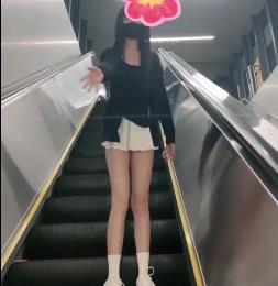 超A完美身材的Luna000在多个场景展示自己的魅力，包括商场、图书馆和公园。她甚至恶搞外卖小哥，打粑粑时都不穿衣服。