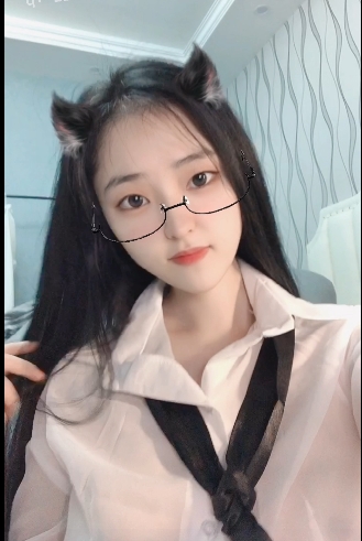 芋喵喵：高颜值小姐姐姐的清新直播资源羞涩人生开关：黑丝白丝露背毛衣狐狸尾巴，释放自己的狂野动作与多变表情