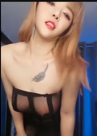 斗鱼主播陈小魔在快手直播中展示了美颜效果，使用了大玉兔、舞动、果舞等特效，自摸了紫薇，并进行了特写，最终隐退。