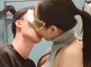 精选美娇妻亨利夫妇的贡献：Sera的单男打粑粑绿帽奴2V1.1G身材面具拍摄五官美女